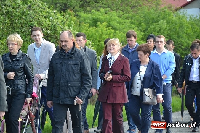 Zdjęcie w galerii na portalu naszraciborz.pl: Wyszli w pole z Izydorem Oraczem! wiadomości z regionu