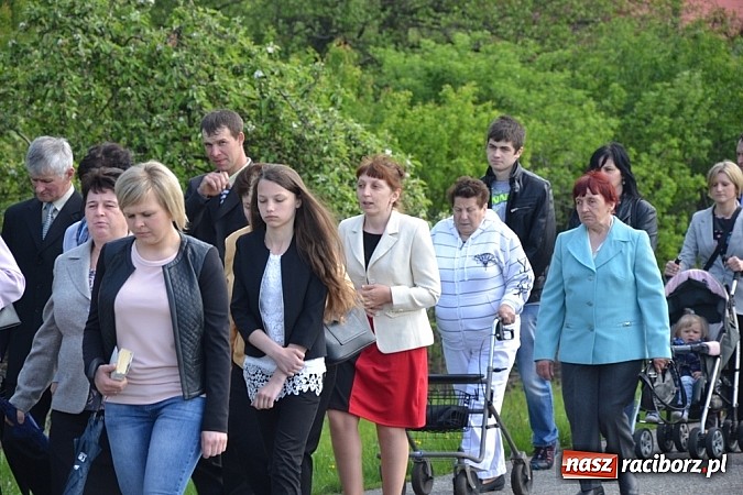 Zdjęcie w galerii na portalu naszraciborz.pl: Wyszli w pole z Izydorem Oraczem! wiadomości z regionu