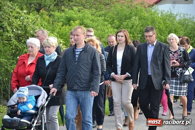 Zdjęcie w galerii na portalu naszraciborz.pl: Wyszli w pole z Izydorem Oraczem! wiadomości z regionu