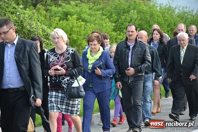 Zdjęcie w galerii na portalu naszraciborz.pl: Wyszli w pole z Izydorem Oraczem! wiadomości z regionu