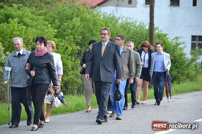 Zdjęcie w galerii na portalu naszraciborz.pl: Wyszli w pole z Izydorem Oraczem! wiadomości z regionu