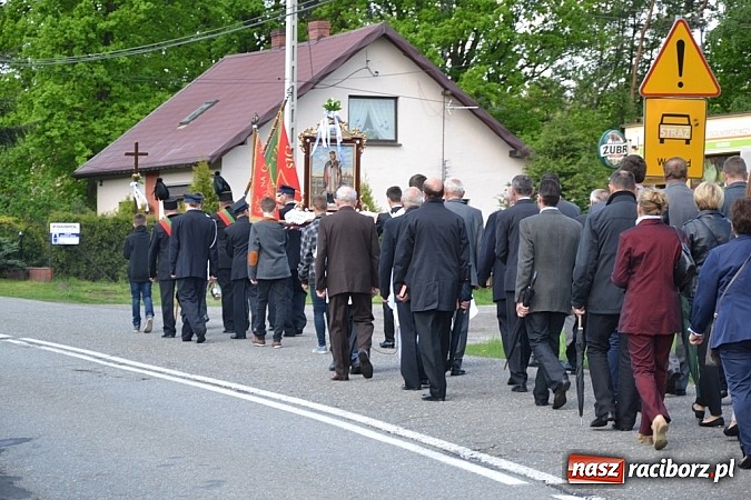 Zdjęcie w galerii na portalu naszraciborz.pl: Wyszli w pole z Izydorem Oraczem! wiadomości z regionu