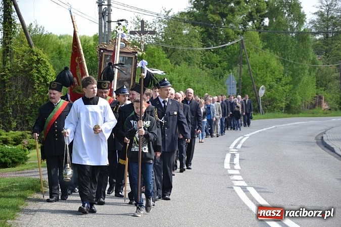 Zdjęcie w galerii na portalu naszraciborz.pl: Wyszli w pole z Izydorem Oraczem! wiadomości z regionu