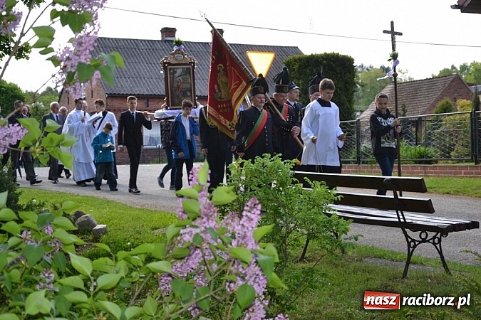 Zdjęcie w galerii na portalu naszraciborz.pl: Wyszli w pole z Izydorem Oraczem! wiadomości z regionu