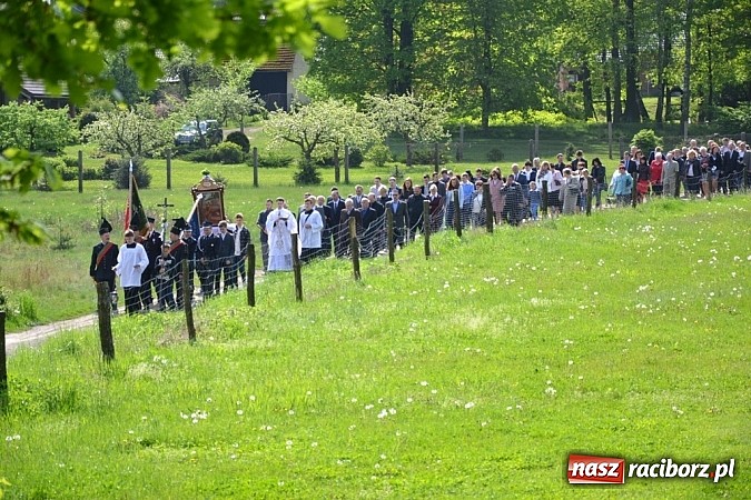 Zdjęcie w galerii na portalu naszraciborz.pl: Wyszli w pole z Izydorem Oraczem! wiadomości z regionu