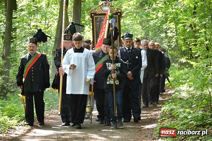 Zdjęcie w galerii na portalu naszraciborz.pl: Wyszli w pole z Izydorem Oraczem! wiadomości z regionu