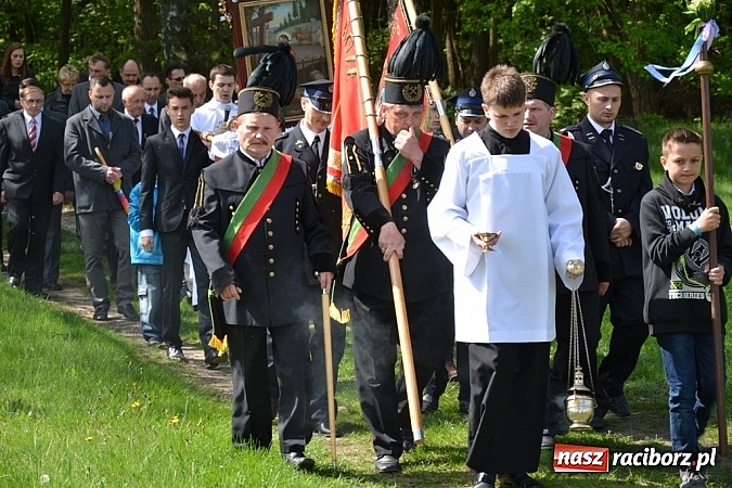 Zdjęcie w galerii na portalu naszraciborz.pl: Wyszli w pole z Izydorem Oraczem! wiadomości z regionu
