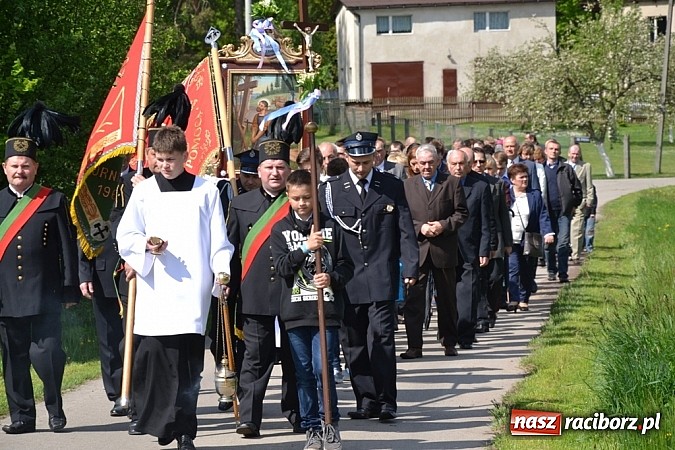 Zdjęcie w galerii na portalu naszraciborz.pl: Wyszli w pole z Izydorem Oraczem! wiadomości z regionu