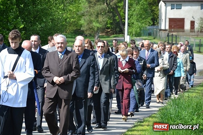 Zdjęcie w galerii na portalu naszraciborz.pl: Wyszli w pole z Izydorem Oraczem! wiadomości z regionu