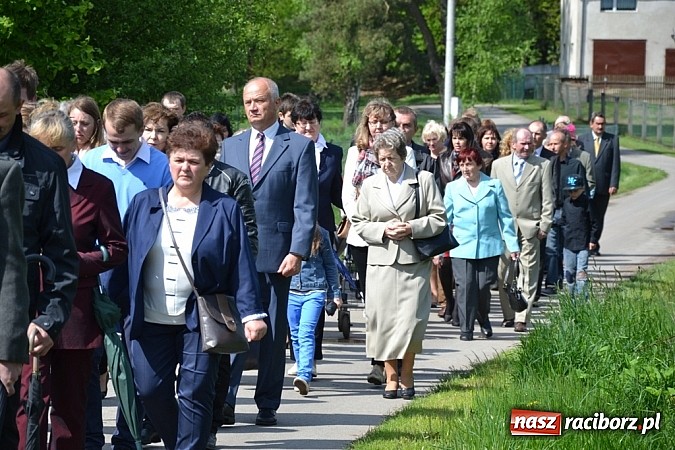 Zdjęcie w galerii na portalu naszraciborz.pl: Wyszli w pole z Izydorem Oraczem! wiadomości z regionu
