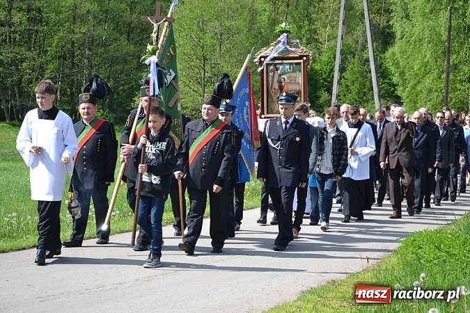 Zdjęcie w galerii na portalu naszraciborz.pl: Wyszli w pole z Izydorem Oraczem! wiadomości z regionu