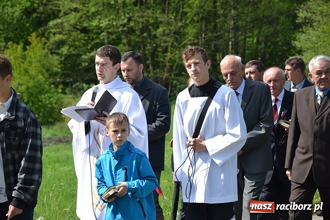 Zdjęcie w galerii na portalu naszraciborz.pl: Wyszli w pole z Izydorem Oraczem! wiadomości z regionu