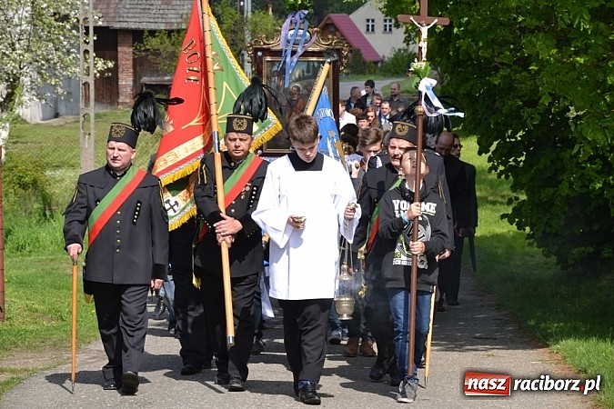 Zdjęcie w galerii na portalu naszraciborz.pl: Wyszli w pole z Izydorem Oraczem! wiadomości z regionu