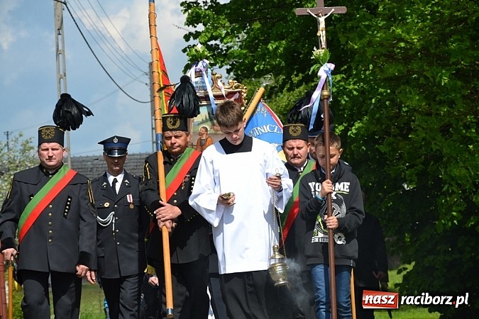 Zdjęcie w galerii na portalu naszraciborz.pl: Wyszli w pole z Izydorem Oraczem! wiadomości z regionu