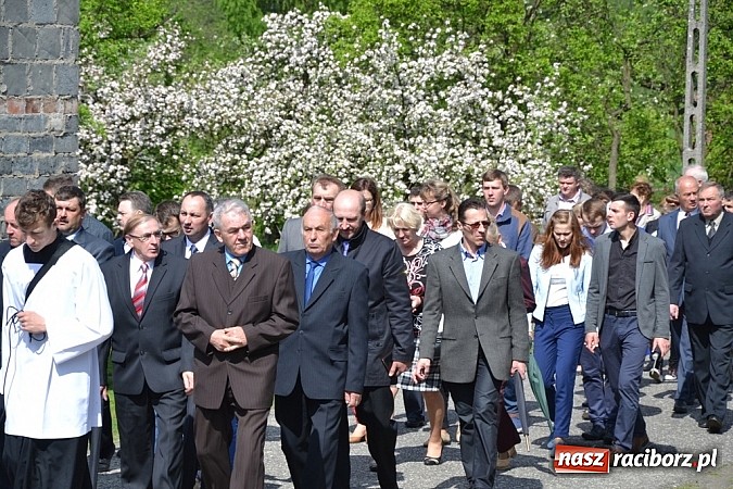 Zdjęcie w galerii na portalu naszraciborz.pl: Wyszli w pole z Izydorem Oraczem! wiadomości z regionu