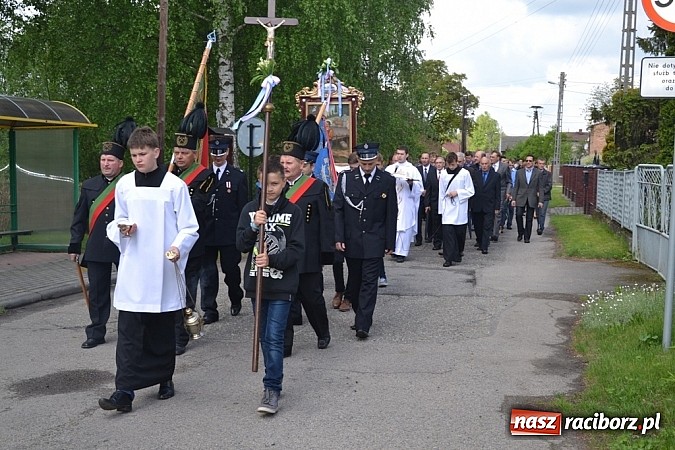 Zdjęcie w galerii na portalu naszraciborz.pl: Wyszli w pole z Izydorem Oraczem! wiadomości z regionu