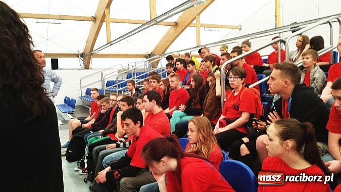 Zdjęcie w galerii na portalu naszraciborz.pl: Wolontariat na 5 w Gimnazjum nr 5  wiadomości z regionu