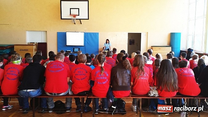 Zdjęcie w galerii na portalu naszraciborz.pl: Wolontariat na 5 w Gimnazjum nr 5  wiadomości z regionu