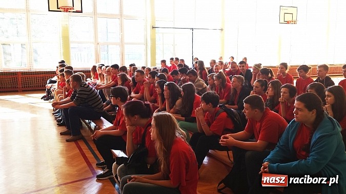 Zdjęcie w galerii na portalu naszraciborz.pl: Wolontariat na 5 w Gimnazjum nr 5  wiadomości z regionu