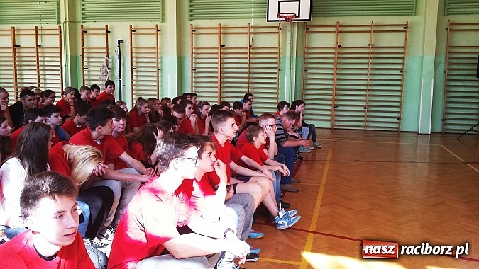 Zdjęcie w galerii na portalu naszraciborz.pl: Wolontariat na 5 w Gimnazjum nr 5  wiadomości z regionu