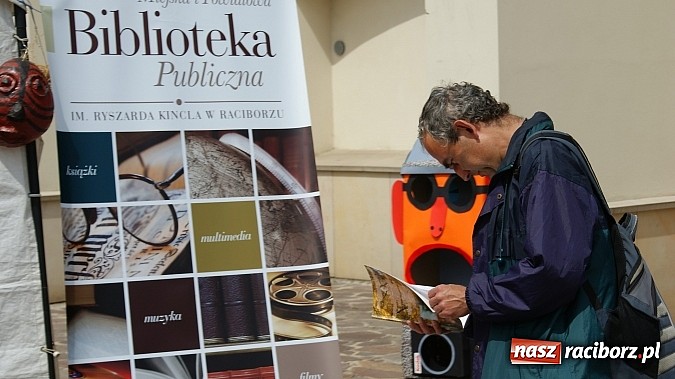 Zdjęcie w galerii na portalu naszraciborz.pl: Wybieram Bibliotekę! na zamkowym dziedzińcu  wiadomości z regionu