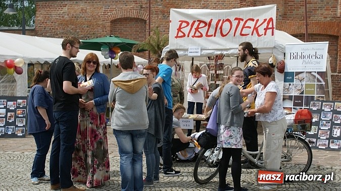 Zdjęcie w galerii na portalu naszraciborz.pl: Wybieram Bibliotekę! na zamkowym dziedzińcu  wiadomości z regionu