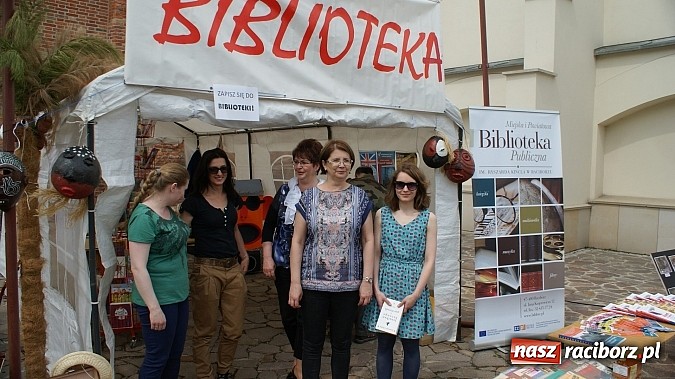 Zdjęcie w galerii na portalu naszraciborz.pl: Wybieram Bibliotekę! na zamkowym dziedzińcu  wiadomości z regionu