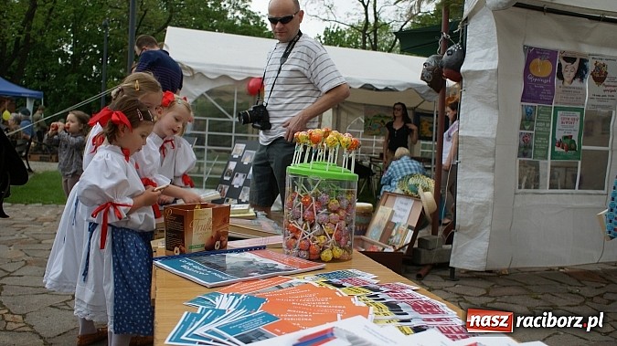 Zdjęcie w galerii na portalu naszraciborz.pl: Wybieram Bibliotekę! na zamkowym dziedzińcu  wiadomości z regionu