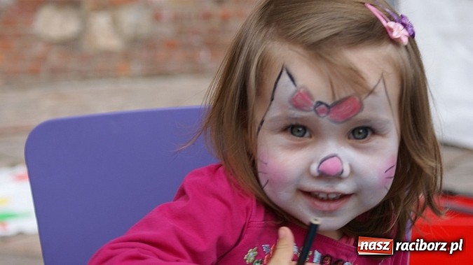 Zdjęcie w galerii na portalu naszraciborz.pl: Wybieram Bibliotekę! na zamkowym dziedzińcu  wiadomości z regionu