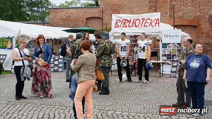 Zdjęcie w galerii na portalu naszraciborz.pl: Wybieram Bibliotekę! na zamkowym dziedzińcu  wiadomości z regionu
