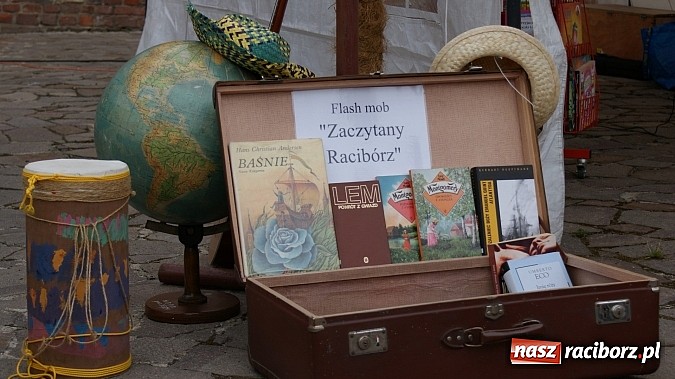 Zdjęcie w galerii na portalu naszraciborz.pl: Wybieram Bibliotekę! na zamkowym dziedzińcu  wiadomości z regionu