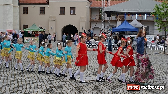 Zdjęcie w galerii na portalu naszraciborz.pl: Wybieram Bibliotekę! na zamkowym dziedzińcu  wiadomości z regionu