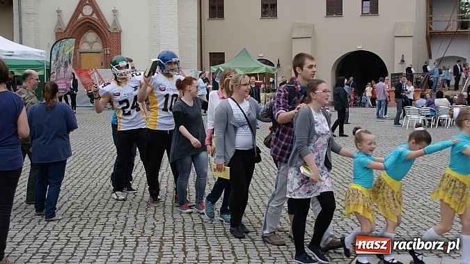 Zdjęcie w galerii na portalu naszraciborz.pl: Wybieram Bibliotekę! na zamkowym dziedzińcu  wiadomości z regionu
