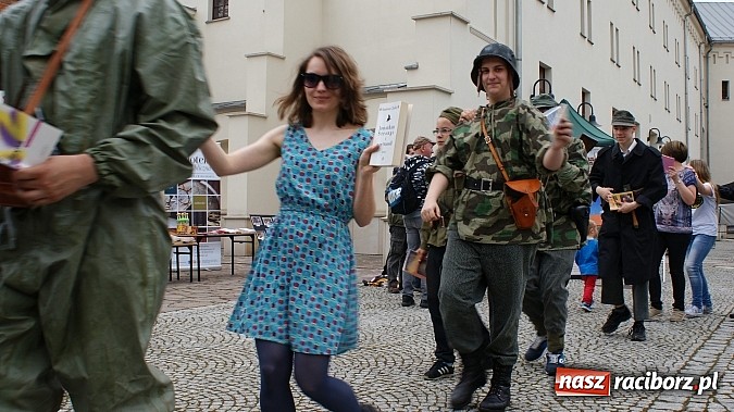 Zdjęcie w galerii na portalu naszraciborz.pl: Wybieram Bibliotekę! na zamkowym dziedzińcu  wiadomości z regionu