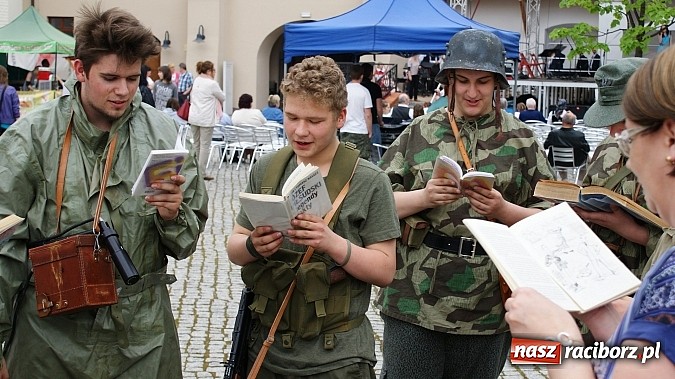 Zdjęcie w galerii na portalu naszraciborz.pl: Wybieram Bibliotekę! na zamkowym dziedzińcu  wiadomości z regionu