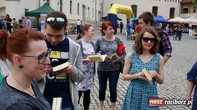 Zdjęcie w galerii na portalu naszraciborz.pl: Wybieram Bibliotekę! na zamkowym dziedzińcu  wiadomości z regionu