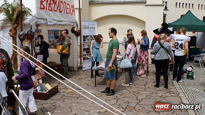 Zdjęcie w galerii na portalu naszraciborz.pl: Wybieram Bibliotekę! na zamkowym dziedzińcu  wiadomości z regionu