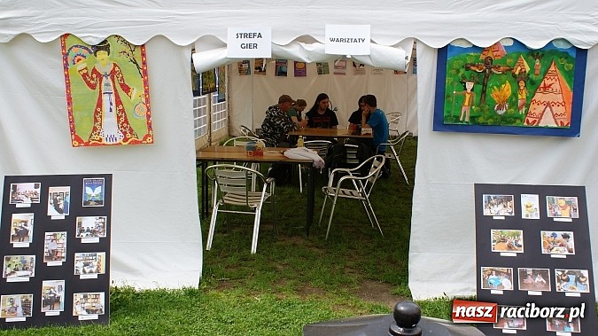 Zdjęcie w galerii na portalu naszraciborz.pl: Wybieram Bibliotekę! na zamkowym dziedzińcu  wiadomości z regionu