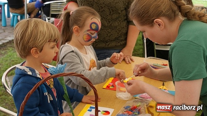 Zdjęcie w galerii na portalu naszraciborz.pl: Wybieram Bibliotekę! na zamkowym dziedzińcu  wiadomości z regionu