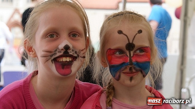 Zdjęcie w galerii na portalu naszraciborz.pl: Wybieram Bibliotekę! na zamkowym dziedzińcu  wiadomości z regionu