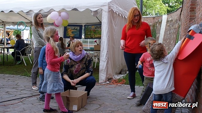 Zdjęcie w galerii na portalu naszraciborz.pl: Wybieram Bibliotekę! na zamkowym dziedzińcu  wiadomości z regionu
