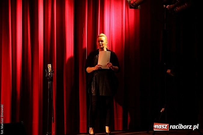 Zdjęcie w galerii na portalu naszraciborz.pl: Scena w Kuźni Raciborskiej pękała w szwach. 130 młodych aktorów na scenie MOKSiR wiadomości z regionu