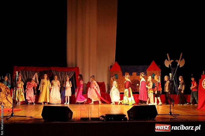 Zdjęcie w galerii na portalu naszraciborz.pl: Scena w Kuźni Raciborskiej pękała w szwach. 130 młodych aktorów na scenie MOKSiR wiadomości z regionu