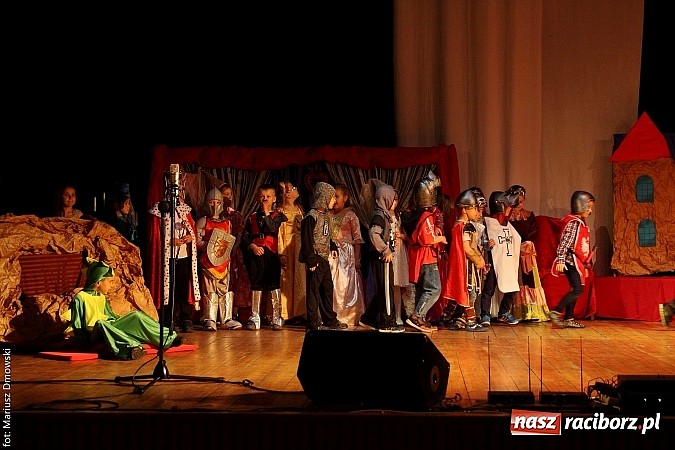 Zdjęcie w galerii na portalu naszraciborz.pl: Scena w Kuźni Raciborskiej pękała w szwach. 130 młodych aktorów na scenie MOKSiR wiadomości z regionu