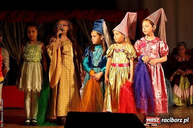 Zdjęcie w galerii na portalu naszraciborz.pl: Scena w Kuźni Raciborskiej pękała w szwach. 130 młodych aktorów na scenie MOKSiR wiadomości z regionu