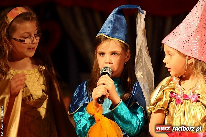 Zdjęcie w galerii na portalu naszraciborz.pl: Scena w Kuźni Raciborskiej pękała w szwach. 130 młodych aktorów na scenie MOKSiR wiadomości z regionu