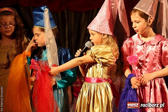 Zdjęcie w galerii na portalu naszraciborz.pl: Scena w Kuźni Raciborskiej pękała w szwach. 130 młodych aktorów na scenie MOKSiR wiadomości z regionu