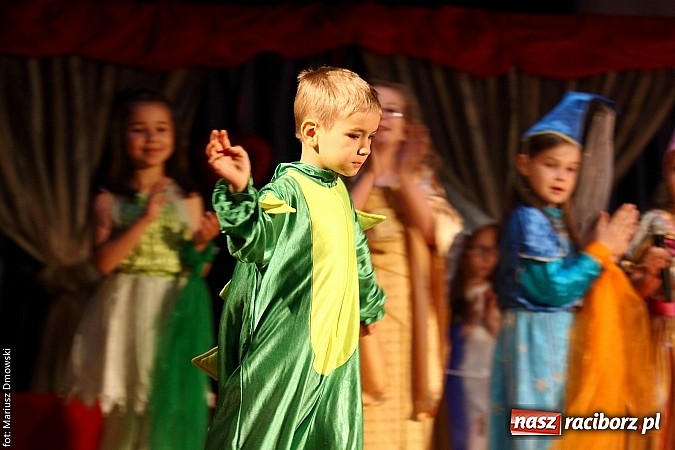 Zdjęcie w galerii na portalu naszraciborz.pl: Scena w Kuźni Raciborskiej pękała w szwach. 130 młodych aktorów na scenie MOKSiR wiadomości z regionu