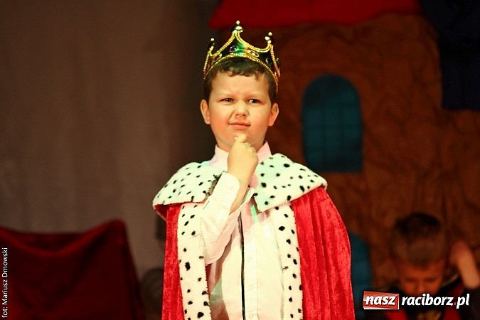 Zdjęcie w galerii na portalu naszraciborz.pl: Scena w Kuźni Raciborskiej pękała w szwach. 130 młodych aktorów na scenie MOKSiR wiadomości z regionu