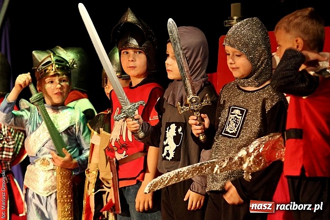 Zdjęcie w galerii na portalu naszraciborz.pl: Scena w Kuźni Raciborskiej pękała w szwach. 130 młodych aktorów na scenie MOKSiR wiadomości z regionu